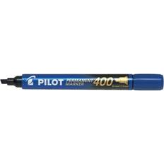 Pilot M�rkpenna 400 bl� 20/fp Märkpennor Permanent Marker 400 Blå med bred spets, skrivbredd 4.00 mm. Märkpennan skriver på alla material: trä, metall, plast, ja allt. Den är vatten- ljus- kyl- och värmetålig och den kan ligga utan huv i 24 timmar