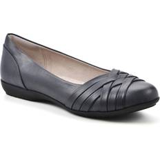 Cliffs Women's by White Mountain Chic Flats in Navy Burnished