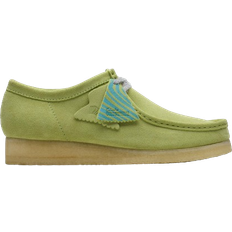 Green - Men Low Shoes Clarks Wallabee - Pale Lime Suede