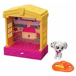 Disney 101 Dalmatian Street GBM33 Stackable Dog House (5-in) with Deja-Vu Character Figure (3-in) and Hat Accessory, Multicoloured